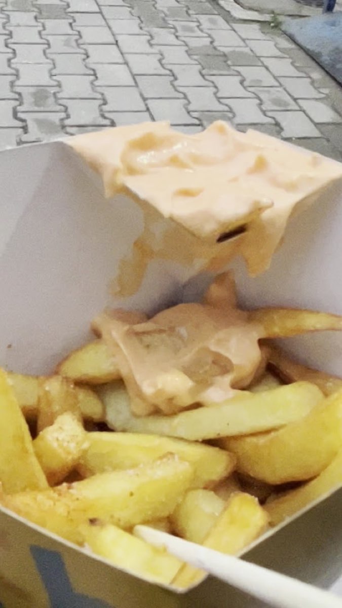 Bliski kadr złotych belgijskich frytek z kremowym sosem